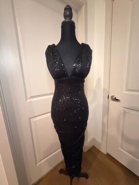 Black Sequin V-N eck Evening Dress